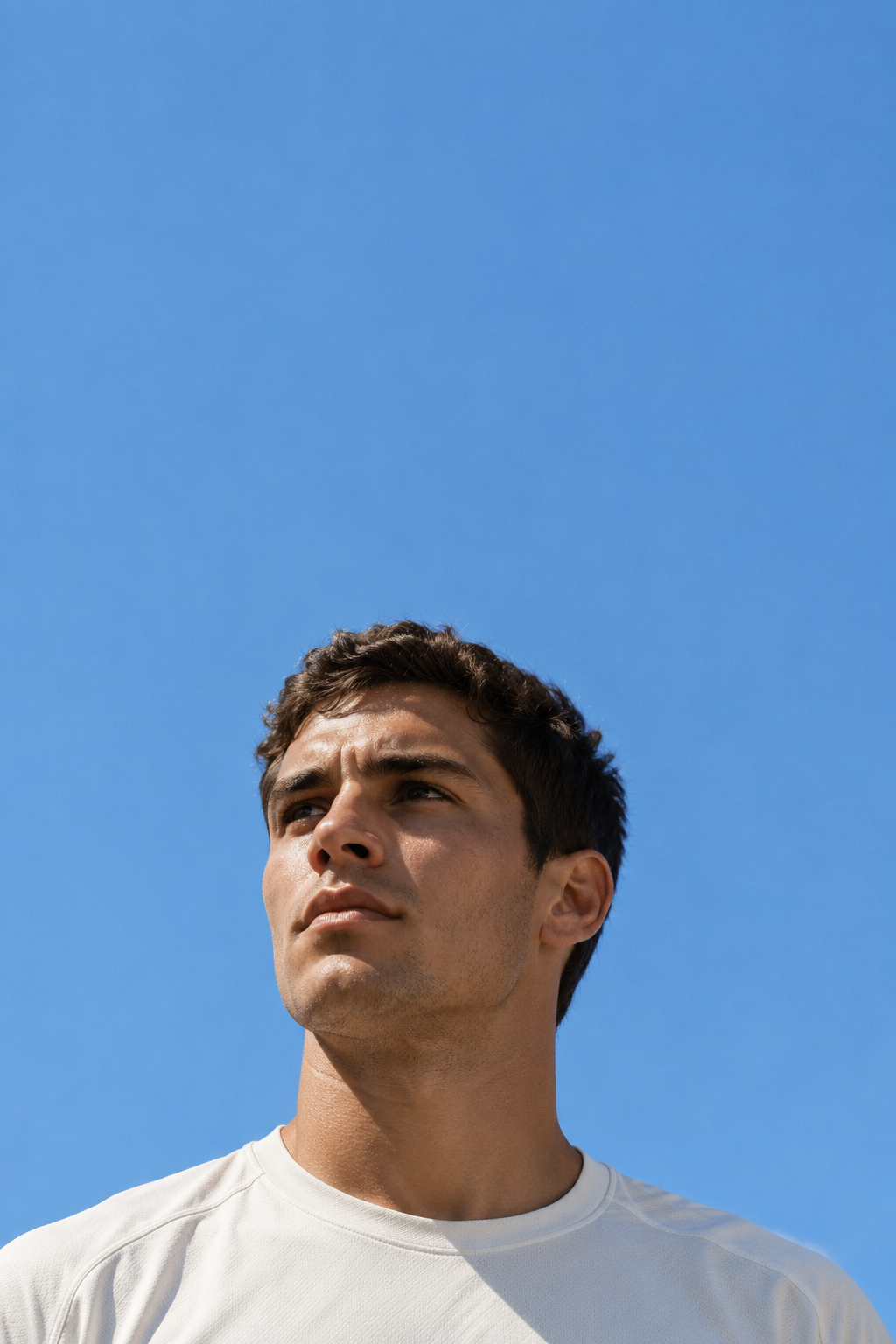 Futbolista bajo un cielo azul